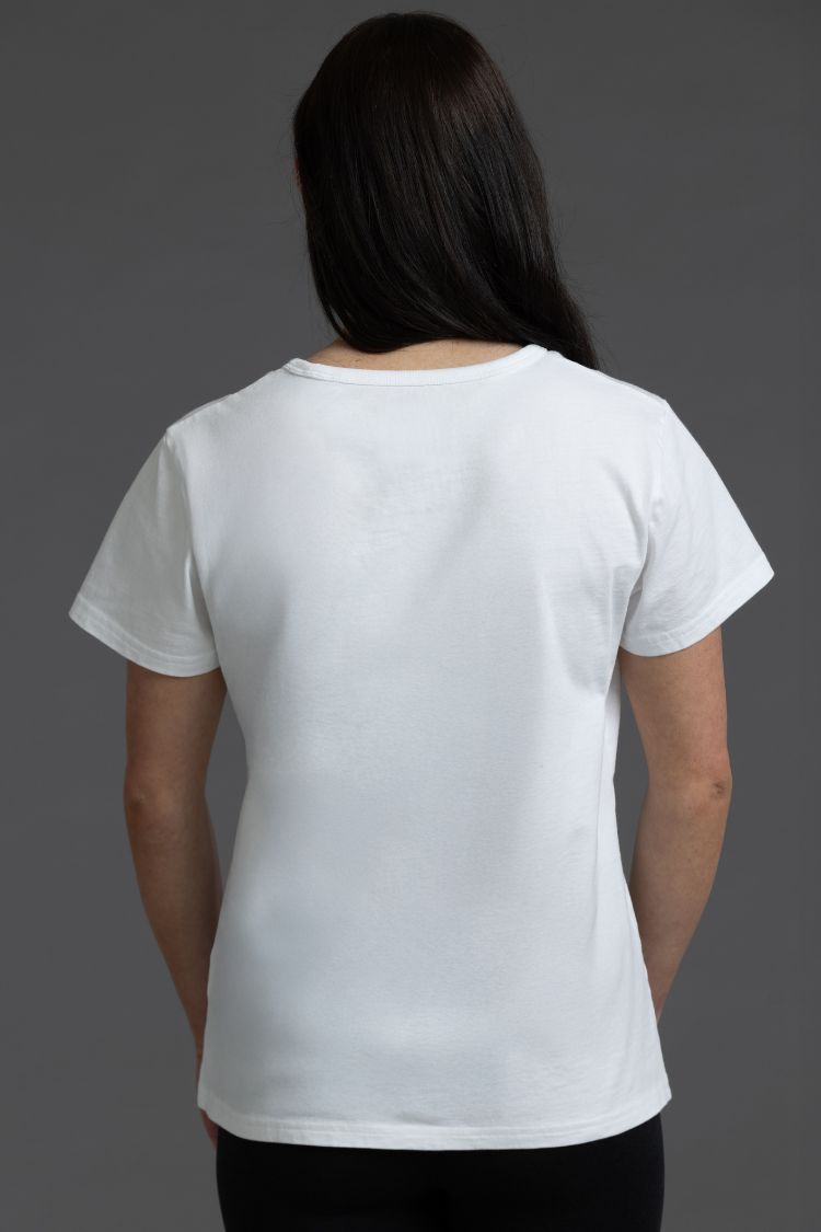 Person wearing a plain white t-shirt against a gray background || White