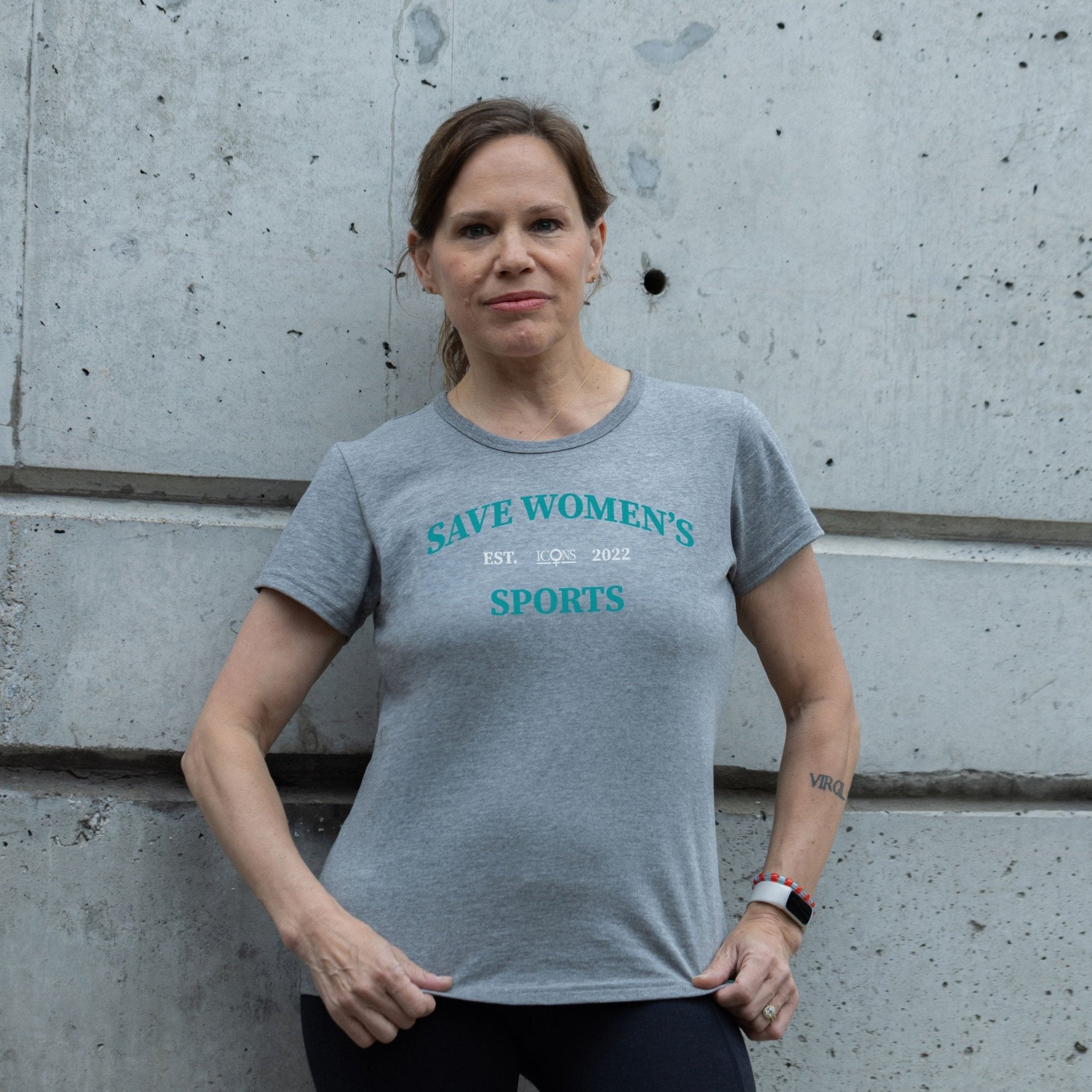 Athlete is 5'3" and is wearing size S