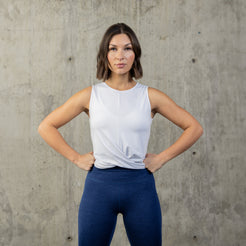 Athlete is 5'4" and is wearing size S