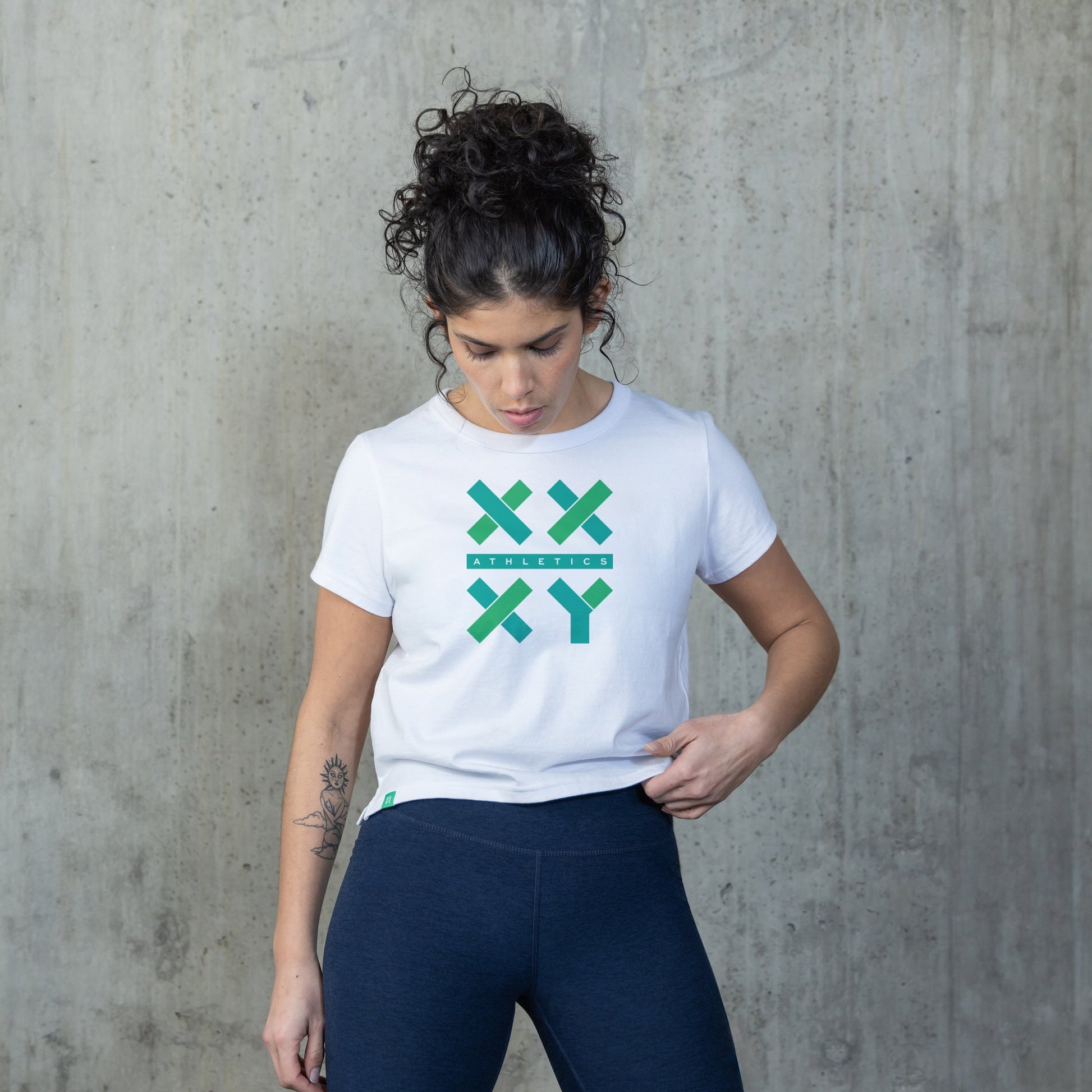 Athlete is 5'8" and is wearing size M